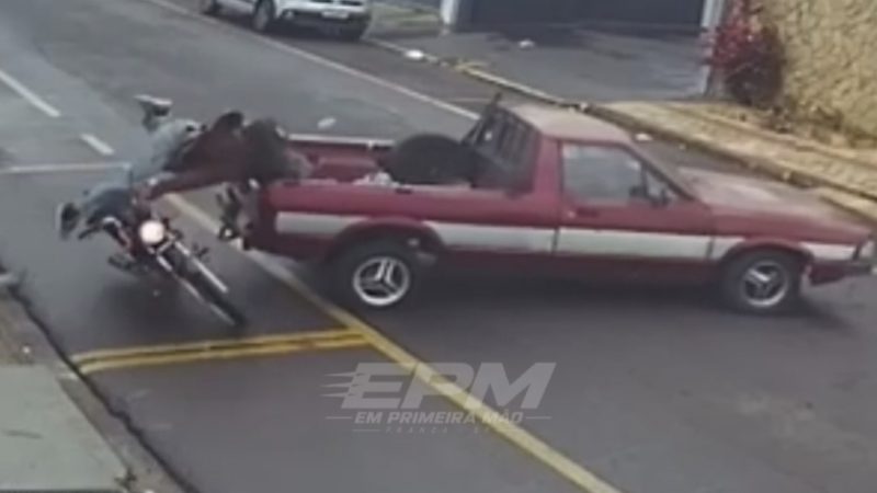 Colisão entre carro e moto deixa motociclista com ferimento grave em Franca