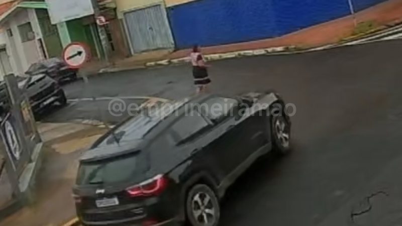 Câmera de segurança registra mulher sendo atingida por carro no centro de Franca
