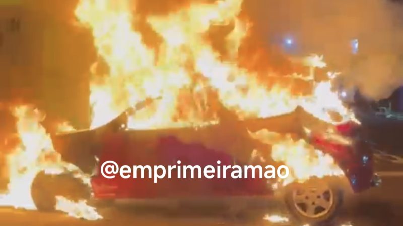 Carro pega fogo e fica destruído no Jardim Califórnia, em Franca