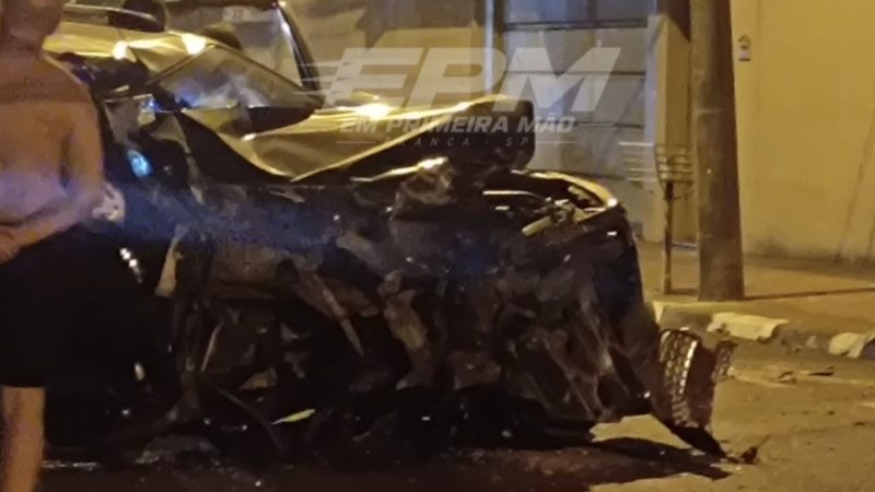 Jovem perde controle de caminhonete e bate contra dois imóveis em Franca