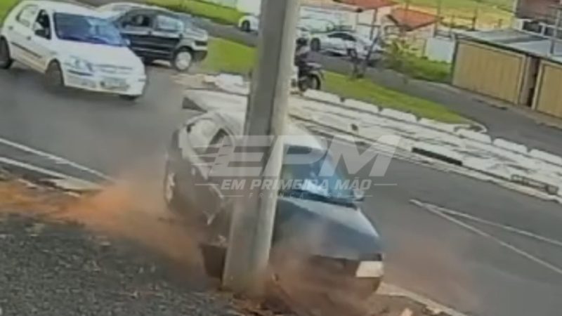 Carro com casal e duas crianças bate em poste na avenida Ministro Rui Barbosa