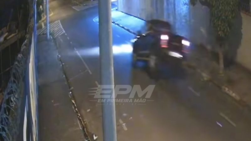 Novas imagens mostram jovem perdendo controle de caminhonete e batendo contra dois imóveis