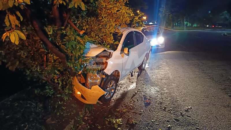 Motorista perde controle e bate carro contra árvore na Avenida Rio Branco, em Franca
