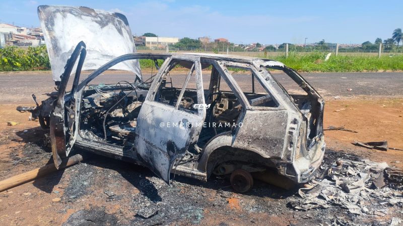 Carro fica destruído após pegar fogo na Vila Nossa Senhora de Fátima, em Franca