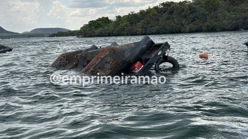 Chalana naufraga em Sacramento e ocupantes são resgatados sem ferimentos