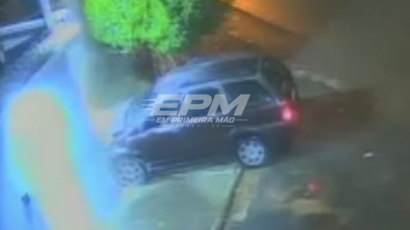 Câmera de segurança registra carro na contramão atingindo muro de residência em Franca