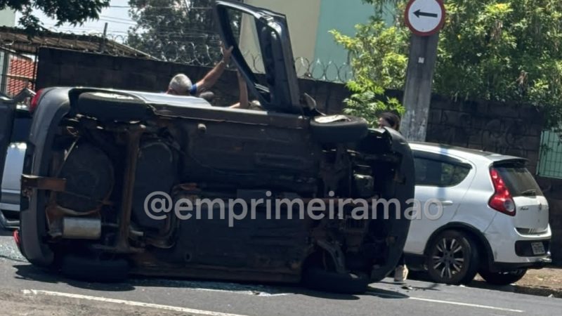 Carro tomba após motorista colidir em veículo estacionado