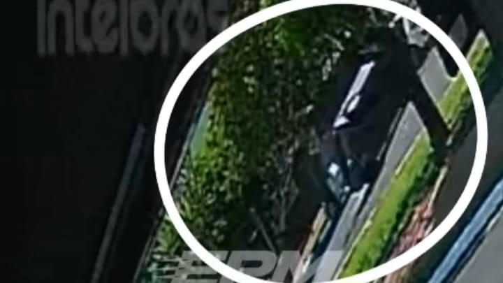 Câmera registra carro tombando após motorista colidir em veículos estacionados