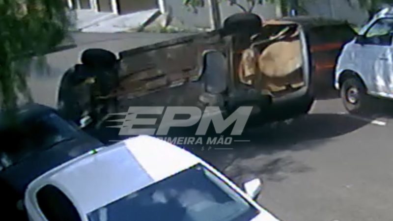 Motorista avança pare, provoca colisão e carro capota em Franca