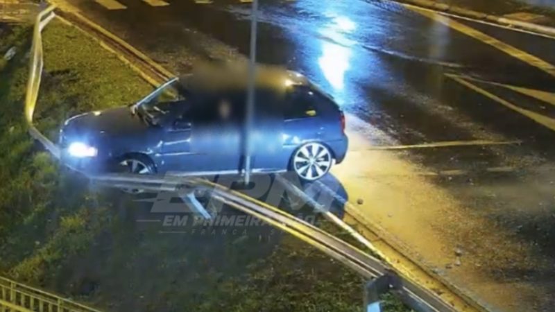 Câmera registra carro batendo no guard-rail e quase caindo no córrego Cubatão, em Franca