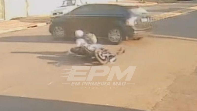 Motociclista se assusta com carro em cruzamento, cai e sofre fratura no braço em Franca