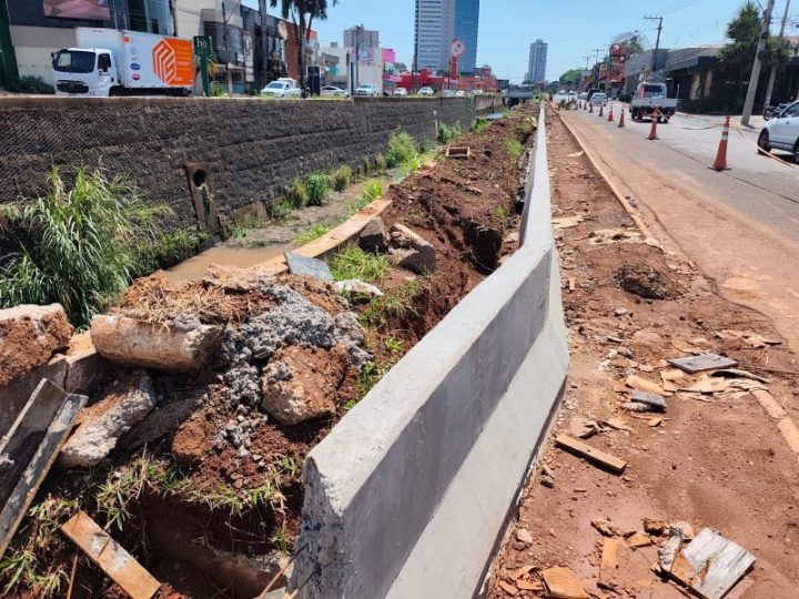 Instalação de defensas de concreto segue no Córrego Cubatão