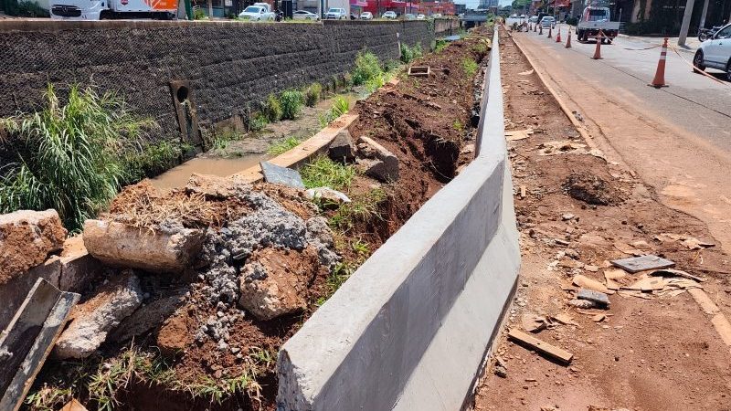 Instalação de defensas de concreto segue no Córrego Cubatão