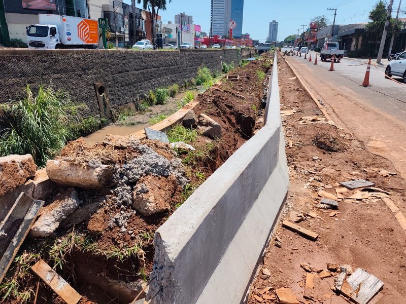 Instalação de defensas de concreto segue no Córrego Cubatão