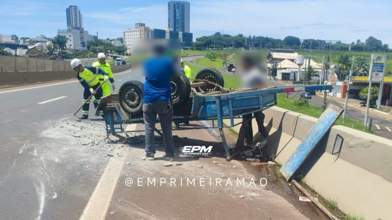 Carretinha com vigas de concreto capota na Rodovia Cândido Portinari, em Franca