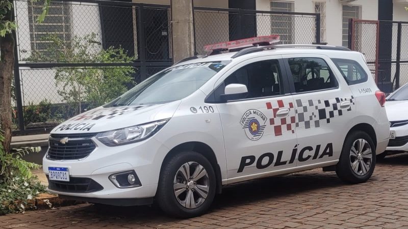 Mulher procurada por roubo é presa após ser encontrada escondida em residência na região
