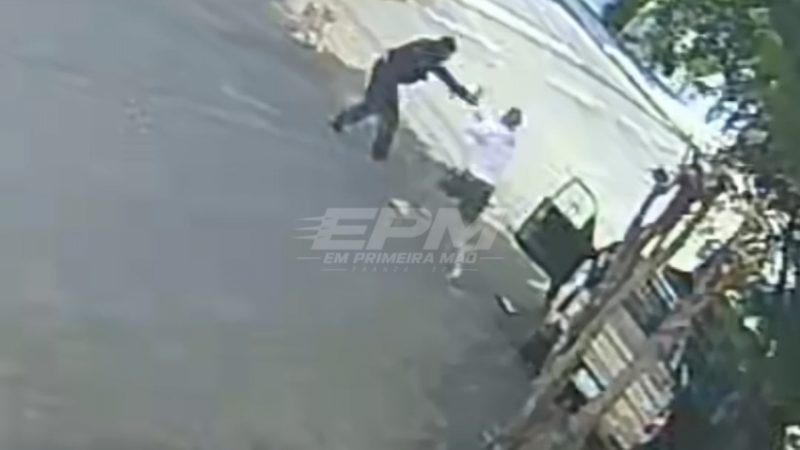 Vítima é presa após reagir a tentativa de roubo e atirar contra adolescente