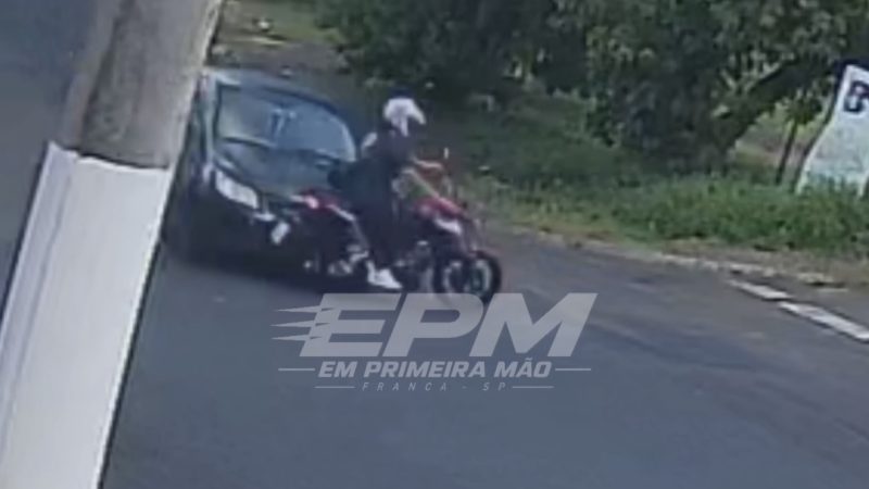 Motociclista avança parada obrigatória e é atingida por carro em cruzamento de Franca