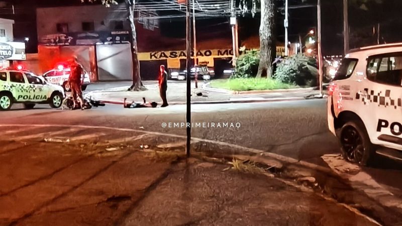 Colisão entre moto e viatura da PM interdita alça do viaduto da Vila São Sebastião, em Franca