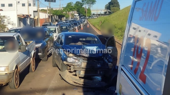 Colisão traseira deixa trânsito congestionado no Jardim Aeroporto, em Franca