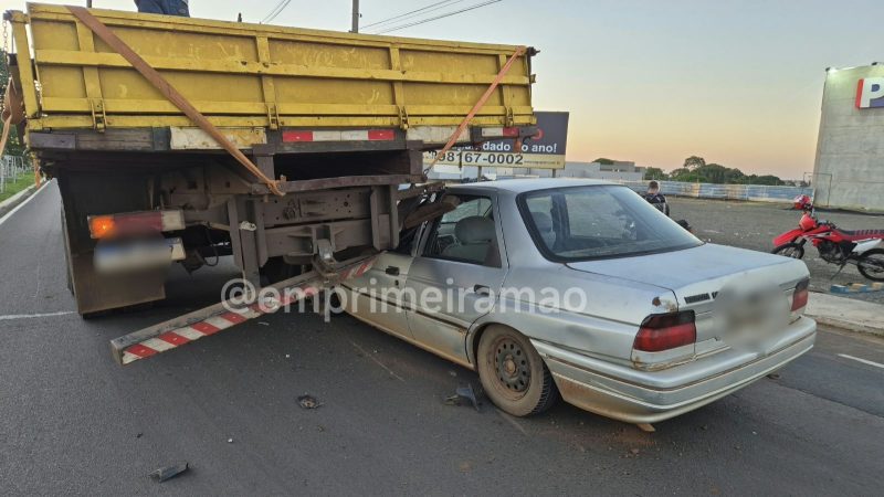 Carro fica destruído após bater na traseira de caminhão na avenida São Vicente, em Franca