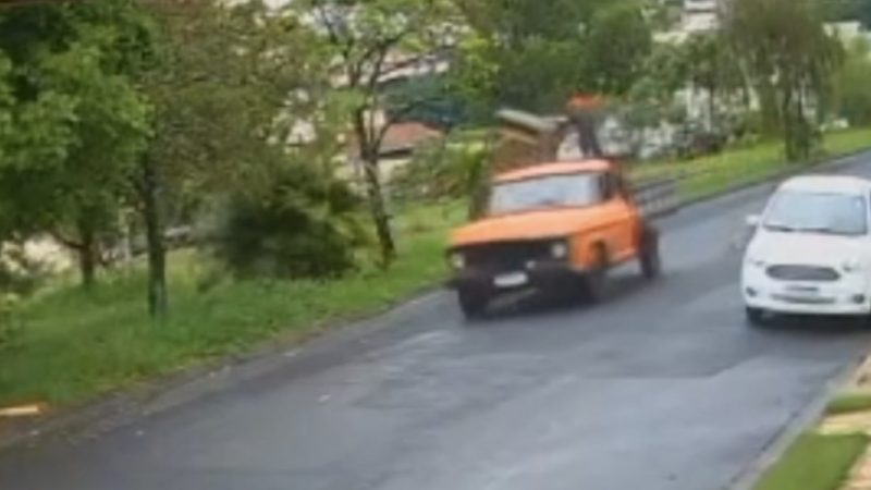GCM identifica homem que jogou sofá de caminhonete em movimento em Franca