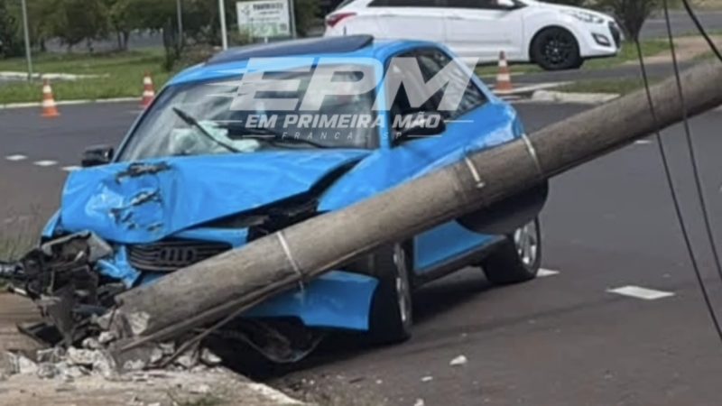 Motorista perde controle de veículo, bate e derruba poste em avenida de Franca