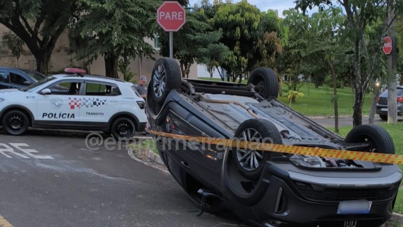 Carro capota após colisão em cruzamento de Franca