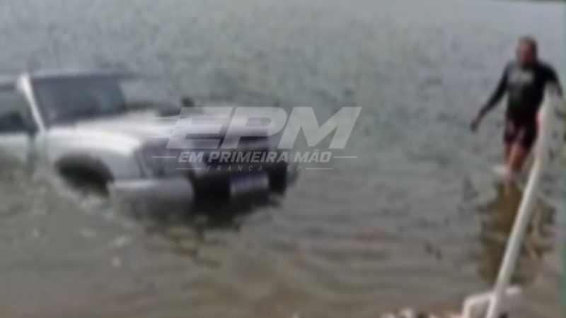 Caminhonete desce rampa e cai no Rio Grande em Rifaina