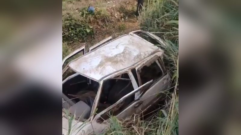 Motorista perde controle de carro e cai em barranco com outras quatro pessoas em Cássia