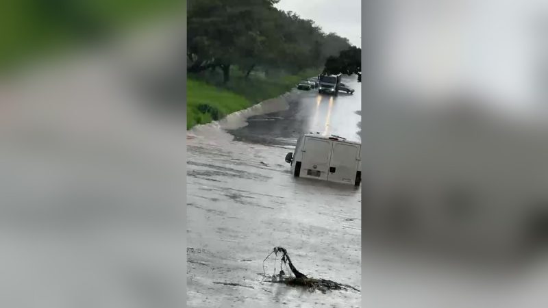 Forte chuva alaga ruas e deixa carros ilhados em São Sebastião do Paraíso (MG)