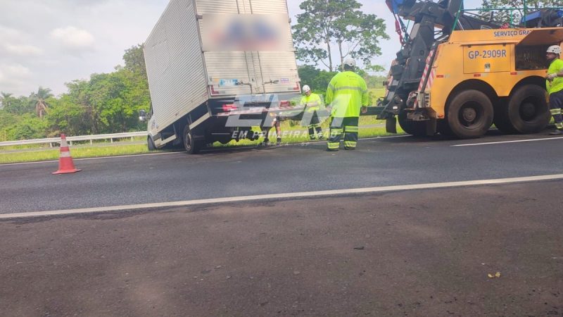 Susto: roda se solta e caminhão quase capota na rodovia Cândido Portinari, em Franca