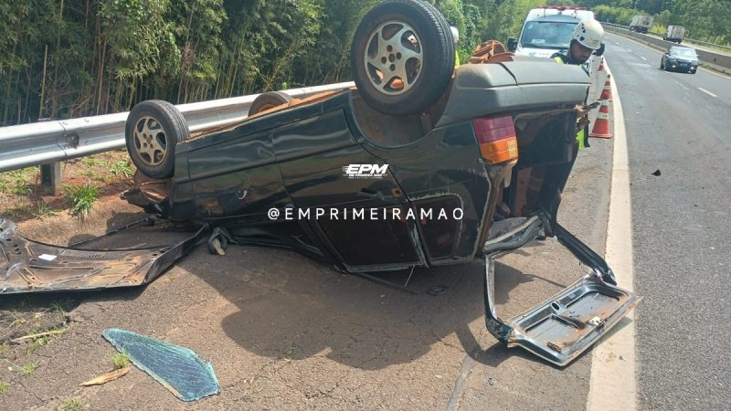 Motorista perde controle e veículo capota na rodovia Cândido Portinari