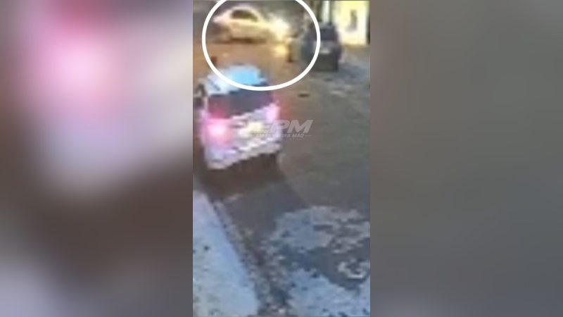 Motorista foge após bater e derrubar portão no Jardim Aeroporto; uma pessoa ficou ferida