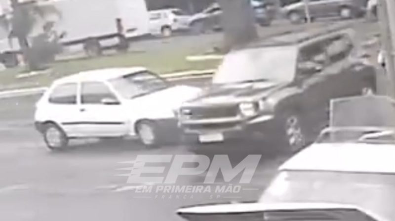 Carro roda após colisão em cruzamento no bairro Cidade Nova, em Franca
