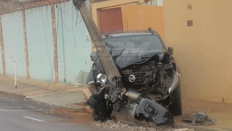 Caminhonete bate contra poste e derruba portão de residência no bairro Santa Helena, em Franca