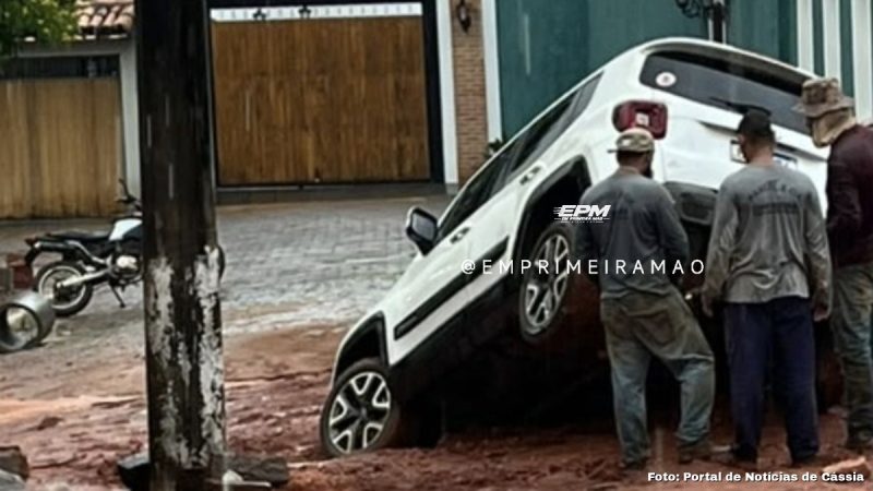 Carro cai em valeta de obras no centro de Cássia (MG)