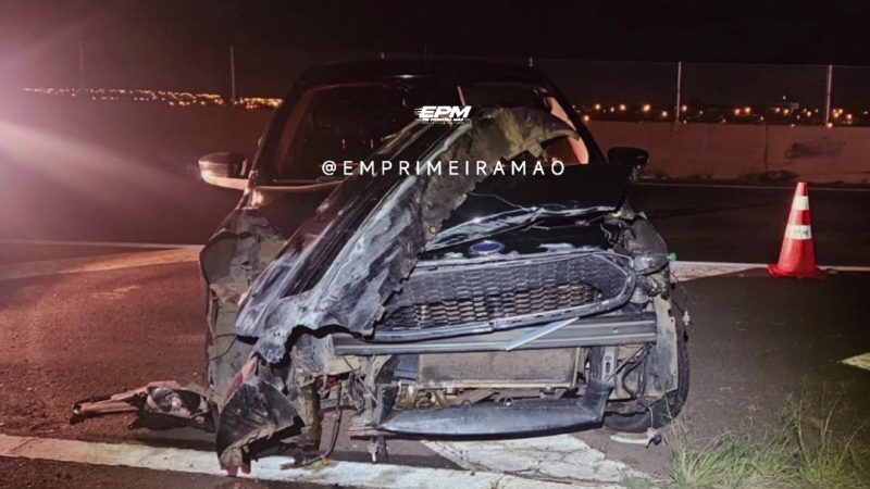 Carro bate em mureta e roda na Rodovia Cândido Portinari, em Franca