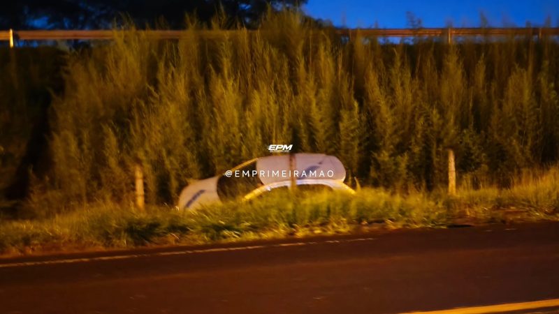 Motorista perde o controle, sai da pista e carro cai em vala na Avenida Martinho Ribeiro, em Franca