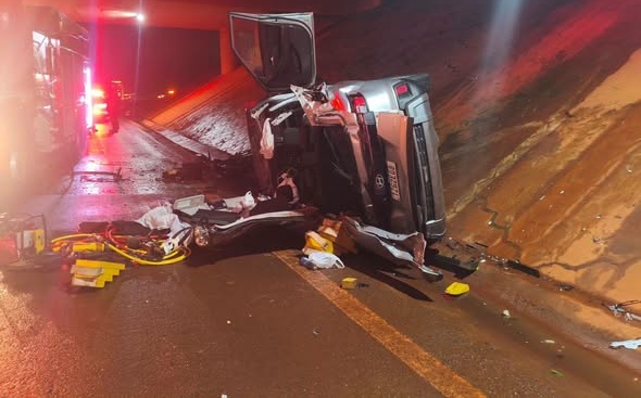 Carro cai de viaduto no trevo de entrada de Ituverava