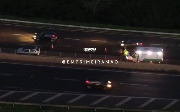 Veículo apresenta problema mecânico e causa congestionamento na Cândido Portinari, em Franca