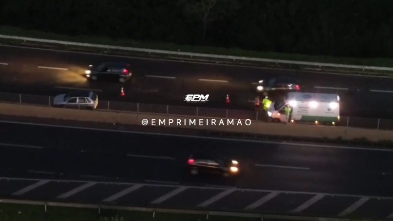 Veículo apresenta problema mecânico e causa congestionamento na Cândido Portinari, em Franca