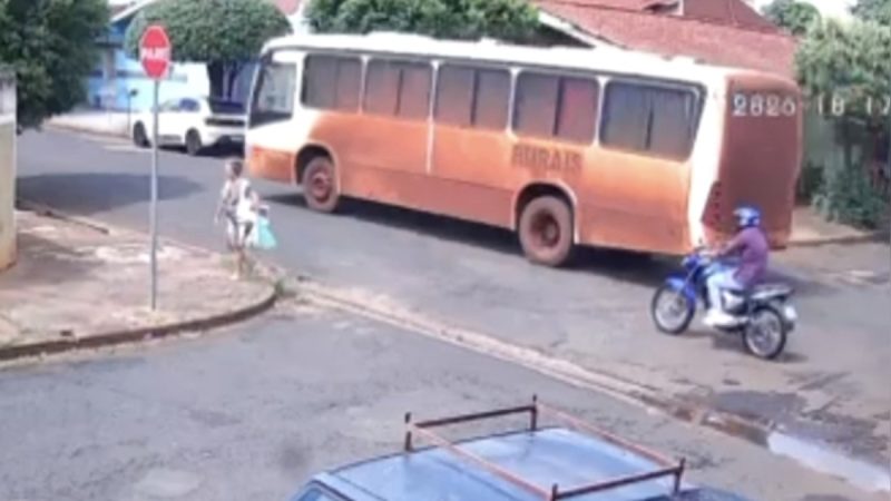 Motociclista bate em moto estacionada, é atropelado por ônibus e morre em Guaíra