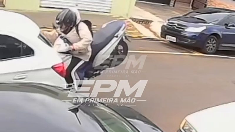 Câmeras registram motociclista atingindo traseira de veículo na Vila Aparecida, em Franca