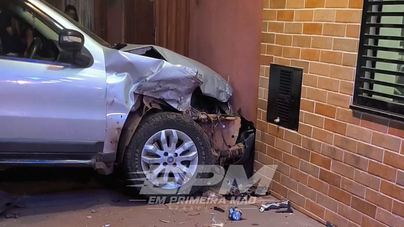 Motorista perde controle de veículo e atinge carros, moto e muro no Jardim Dermínio