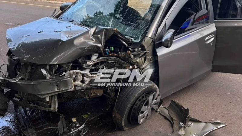 Motorista de aplicativo perde o controle e bate carro em árvore na Avenida Emílio Paludeto, em Franca