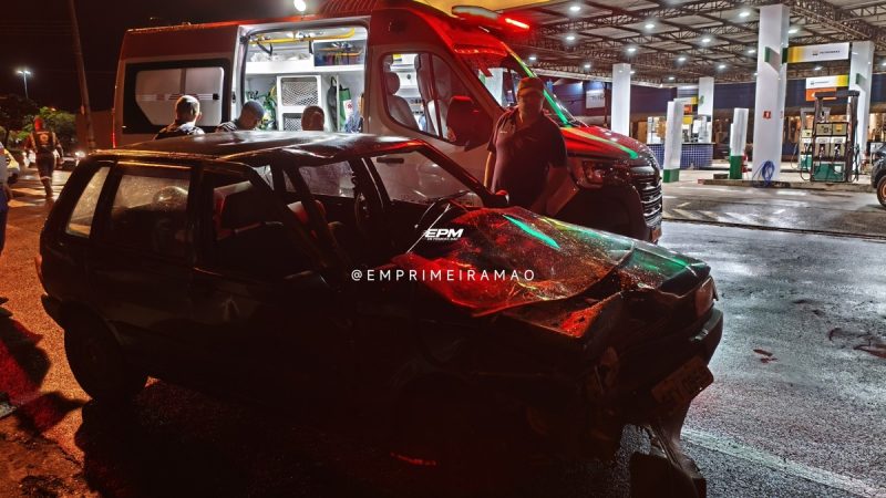 Motorista arrebenta carro na traseira de caminhão estacionado no Jardim Guanabara