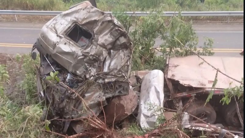 Motorista morre após carreta sair da pista na MGC-491, em São Sebastião do Paraíso