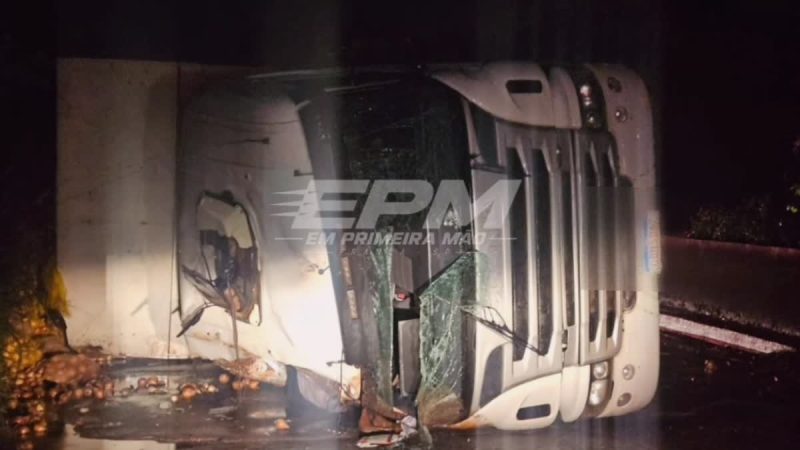 Motorista sobrevive após caminhão tombar na “curva do inferninho” e quase cair em rio na Estrada do Leite