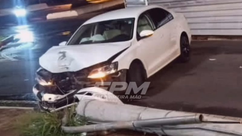 Motorista embriagado derruba poste e é preso pela equipe de trânsito em Franca